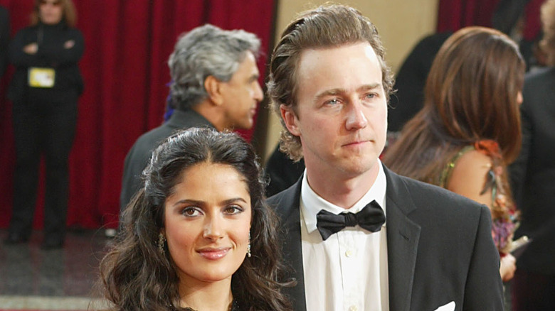 Edward Norton debout à côté de Salma Hayek 