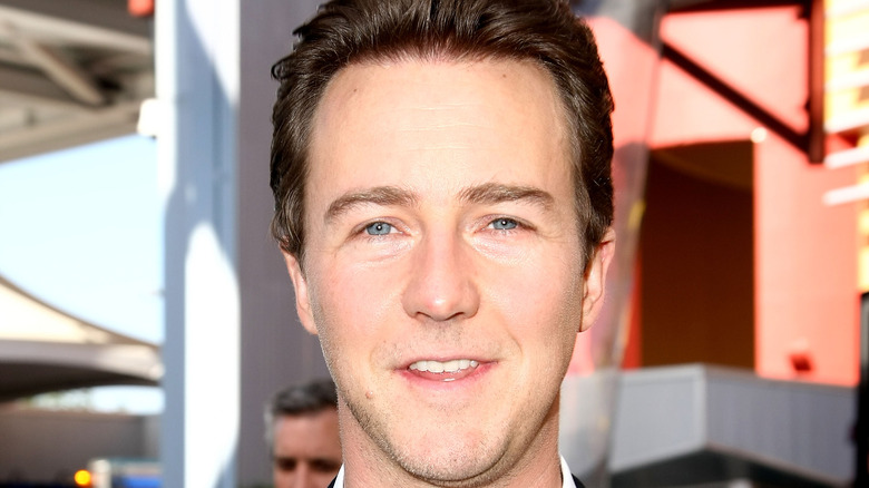 Edward Norton dans les studios de cinéma 