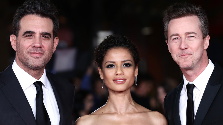 Gugu Mbatha-Raw, Bobby Cannavale et Edward Norton debout