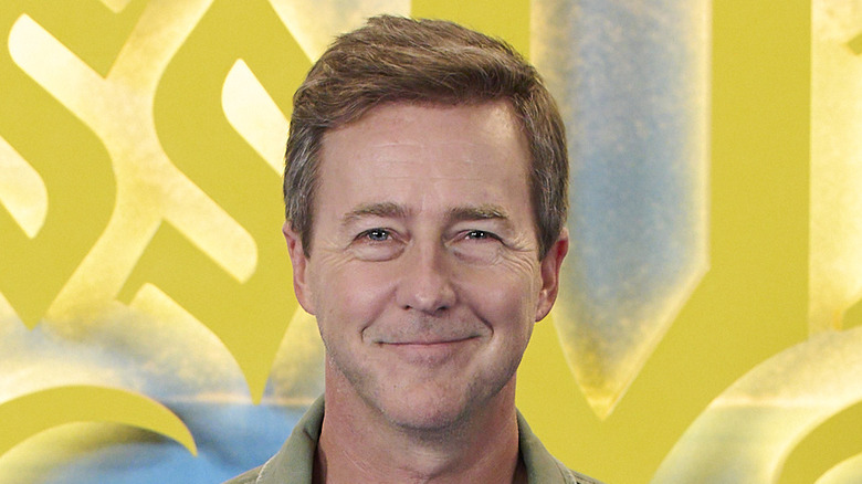 Edward Norton sur le tapis rouge de Glass Onion