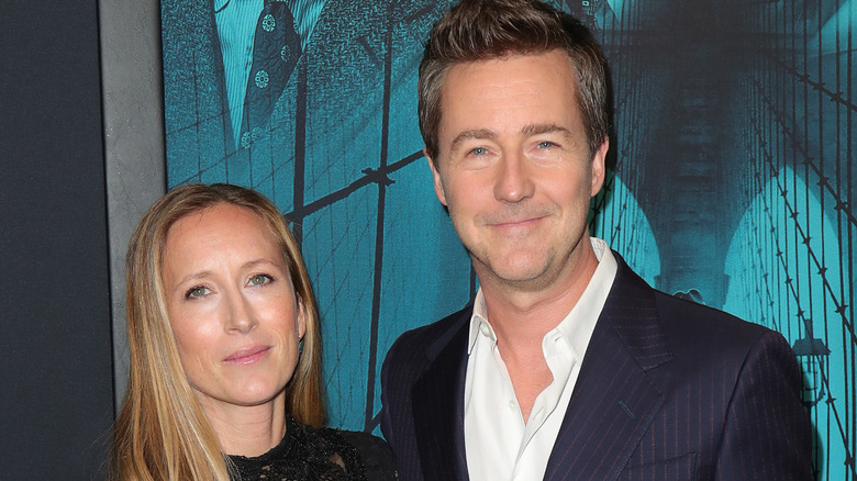 Edward Norton et Shauna Robertson sourient sur le tapis rouge