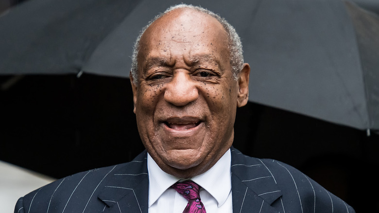 Bill Cosby souriant en costume-cravate