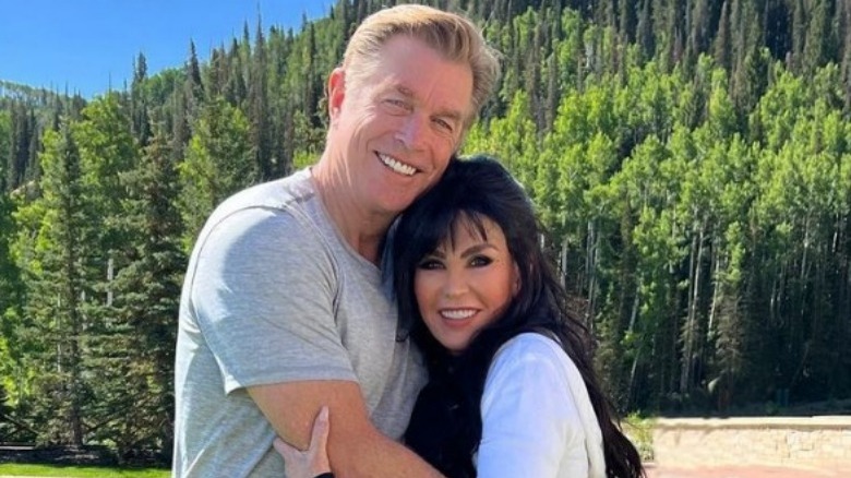 Steve Craig et Marie Osmond posent devant une chaîne de montagnes