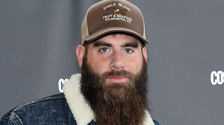 David Eason portant une casquette marron 