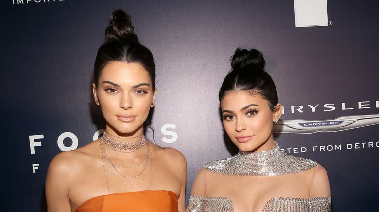 Kendall et Kylie Jenner posant ensemble