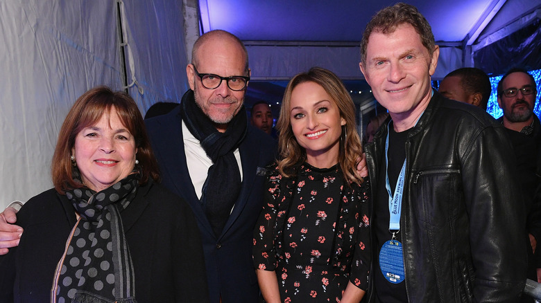 Ina Garten, Alton Brown, Giada De Laurentiis et Bobby Flay posant