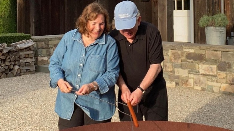 Ina Garten prépare des hot-dogs avec Jeffrey Garten