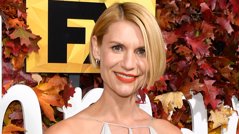 Claire Danes souriant avec un bob