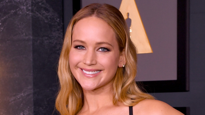 Jennifer Lawrence souriante aux cheveux blonds