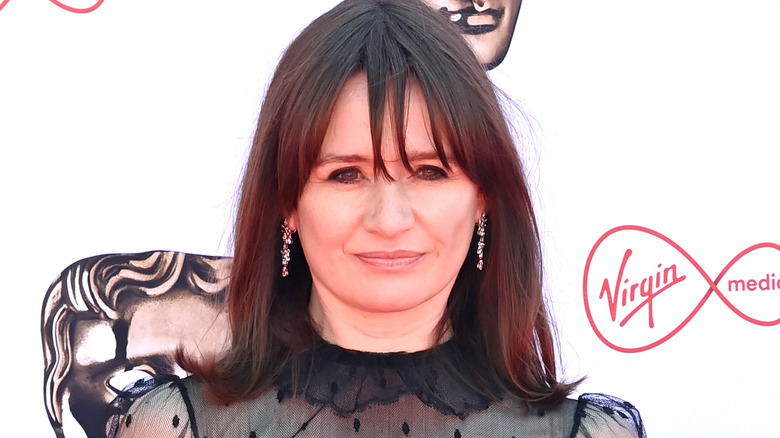 Emily Mortimer vêtue de noir