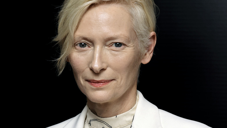 Tilda Swinton cheveux blonds courts