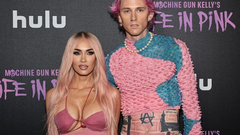 Megan Fox et Machine Gun Kelly lors d'un événement