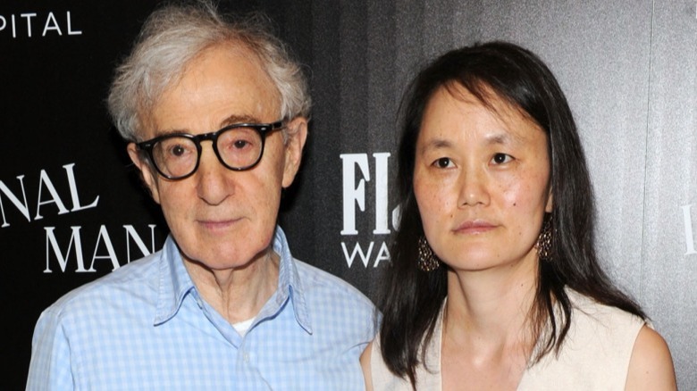 Woody Allen et Soon-Yi Previn contre le mur des médias