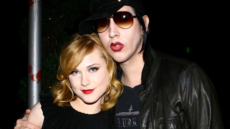 Marilyn Manson et Evan Rachel Wood debout avec son bras autour d'elle