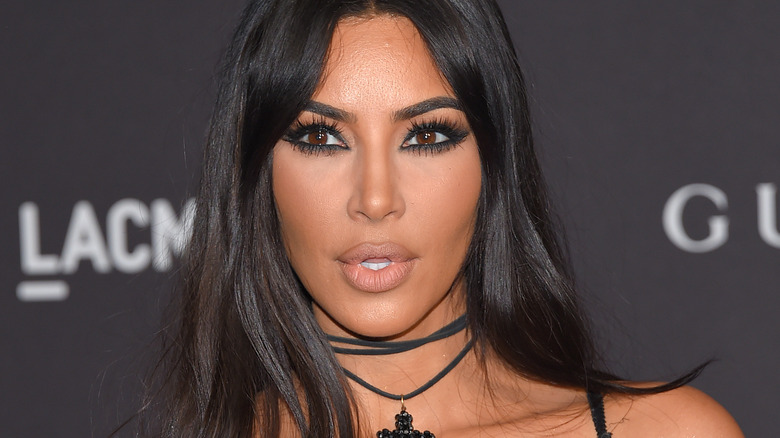 Kim Kardashian cheveux noirs