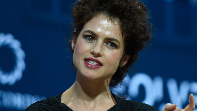 Neri Oxman inclinant la tête sur le côté