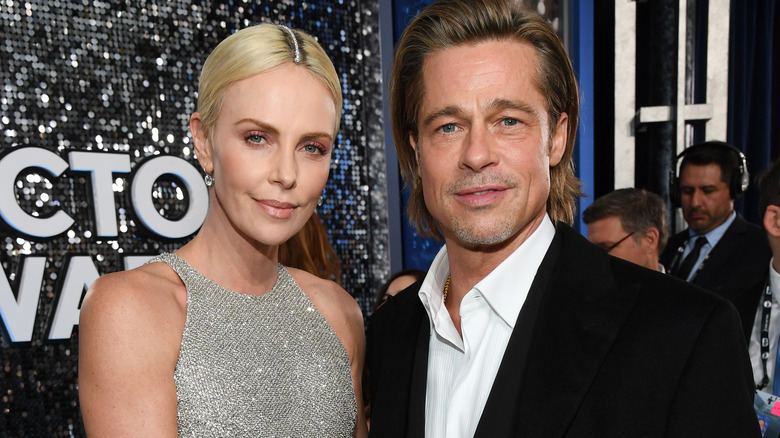 Charlize Theron et Brad Pitt posant