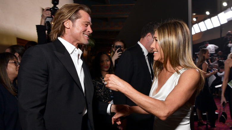 Brad Pitt et Jennifer Aniston rient