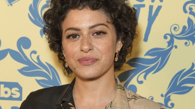 Alia Shawkat posant