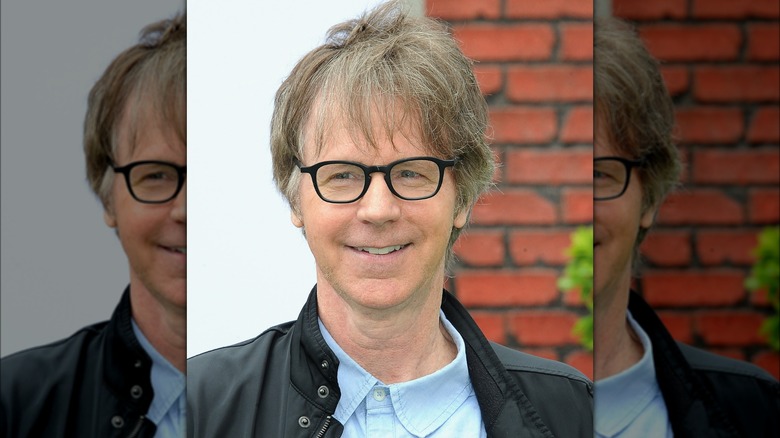 Dana Carvey porte des lunettes