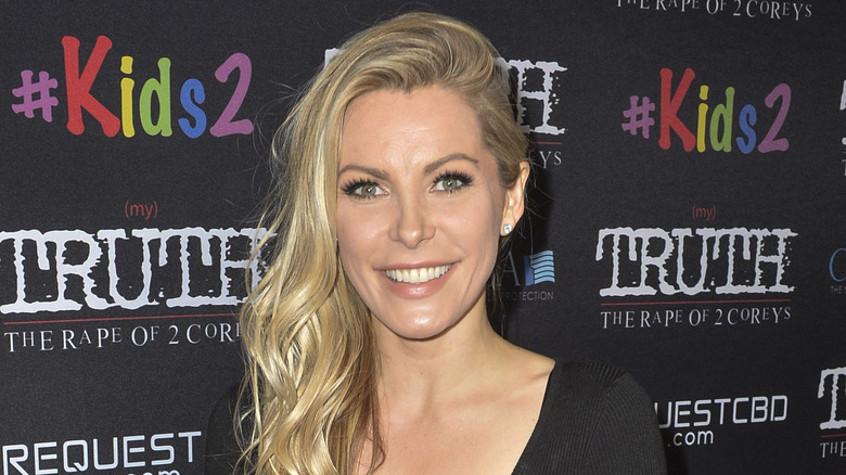 Crystal Hefner porte du noir