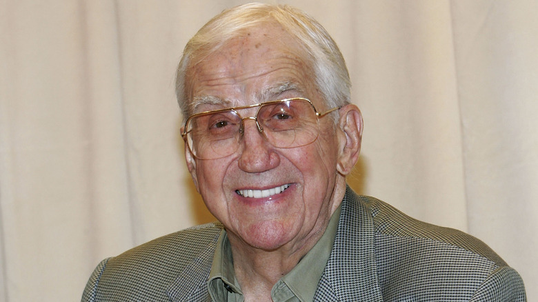 Ed McMahon porte des lunettes