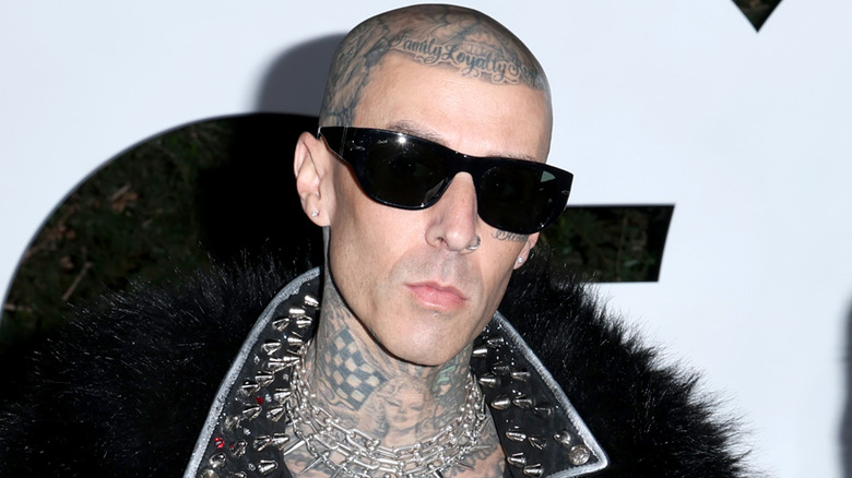 Travis Barker portant des lunettes de soleil