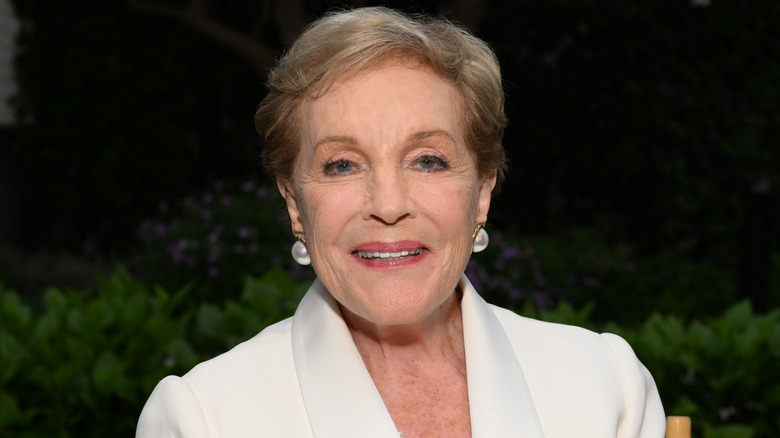 Julie Andrews souriante