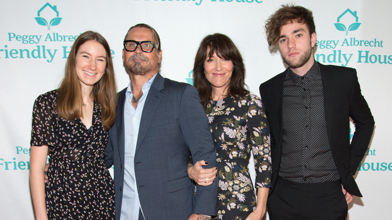 Sarah Grace White, Kurt Sutter, Katey Sagal et Jackson White posant