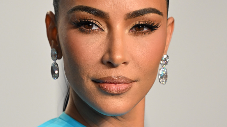 Kim Kardashian porte des boucles d'oreilles