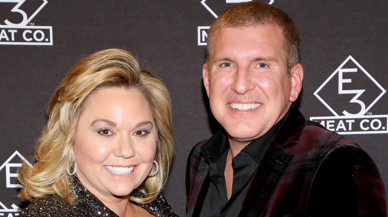 Todd et Julie Chrisley sur le tapis rouge 