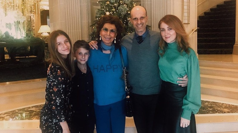 Sophia Loren posant avec sa famille