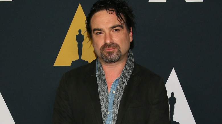 Johnny Galecki posant à l'événement