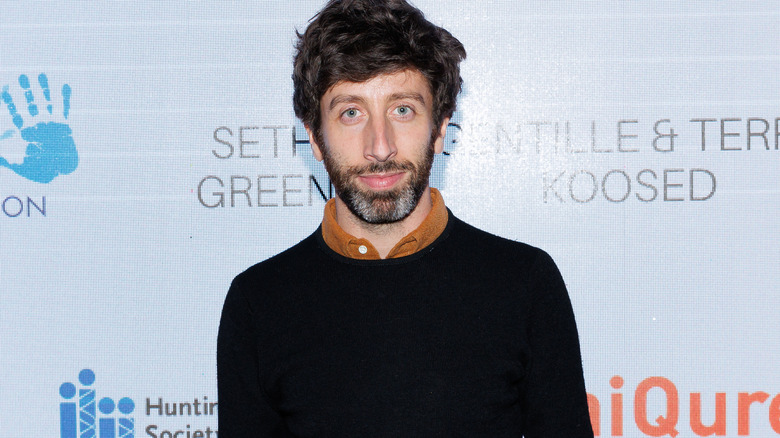 Simon Helberg posant à l'événement