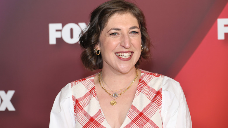 Mayim Bialik riant de l'événement Fox