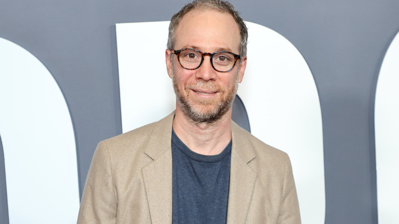 Kevin Sussman souriant sur le tapis rouge