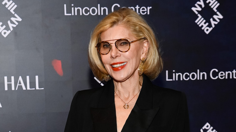 Christine Baranski souriante en verres teintés