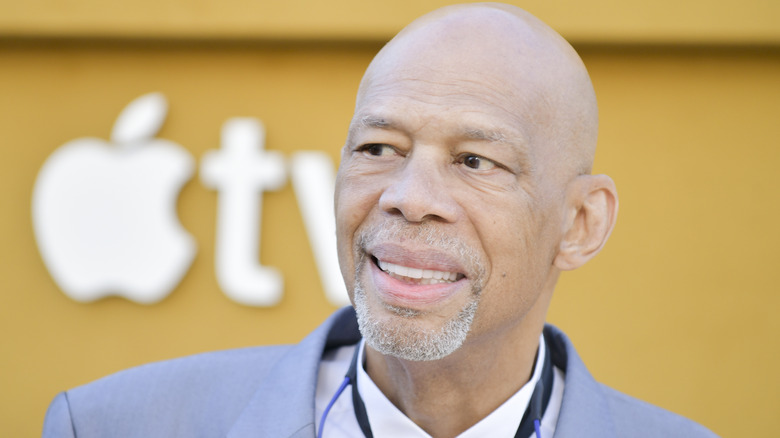 Kareem Abdul-Jabbar souriant