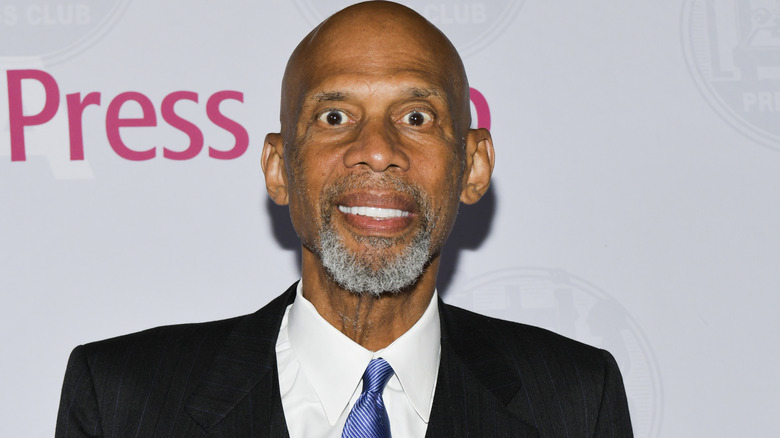 Kareem Abdul-Jabbar souriant