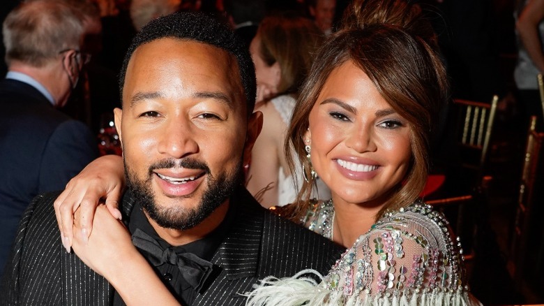 John Legend Chrissy Teigen souriant