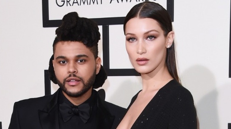 The Weeknd et Bella Hadid posant