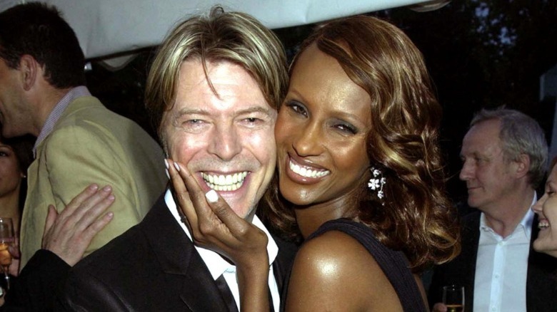 Iman tenant le visage de David Bowie