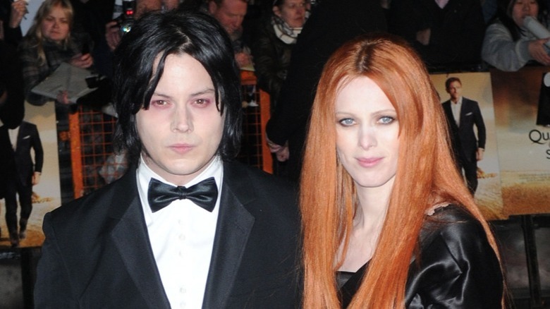 Jack White et Karen Elson posant