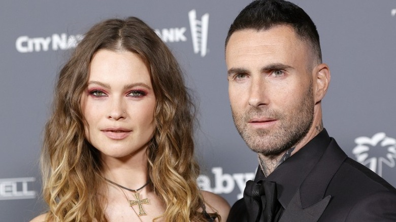 Behati Prinsloo et Adam Levine posent