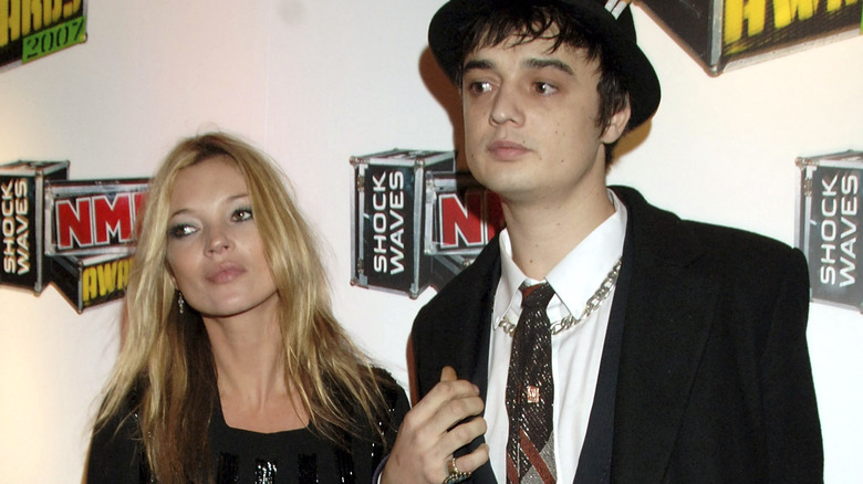 Kate Moss et Pete Doherty posent 