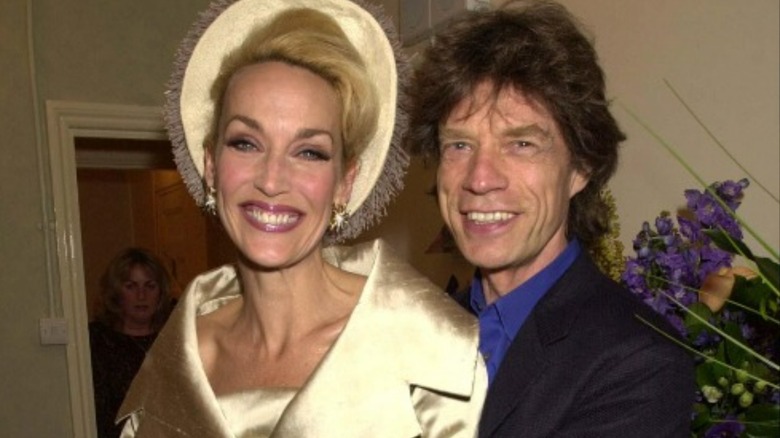 Jerry Hall et Mick Jagger souriant 