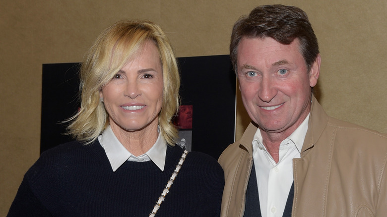 Wayne et Janet Gretzky souriants en 2018