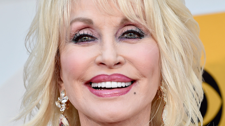 Dolly Parton souriant