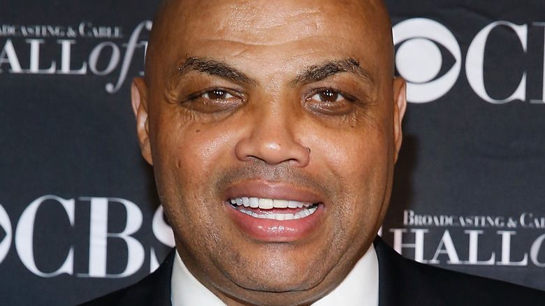 Charles Barkley dénonce la gestion par la NBA du poste offensif de Kyrie Irving