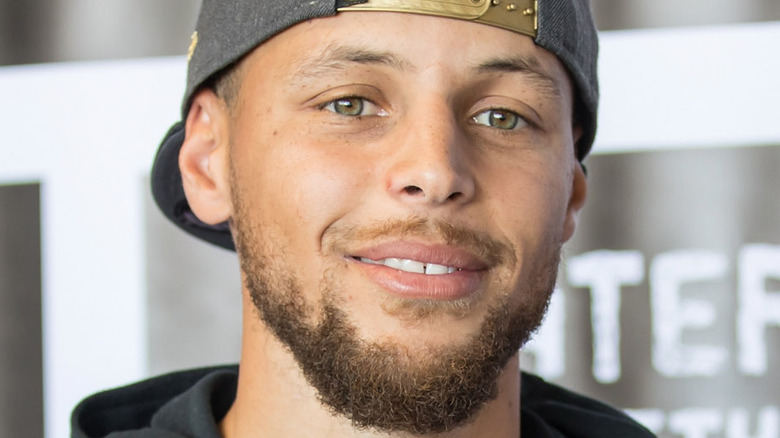 Steph Curry souriant